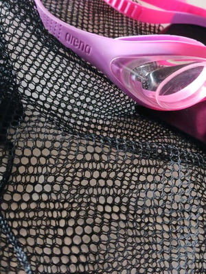 Arena goggles set like new with swim cap and mesh pouch