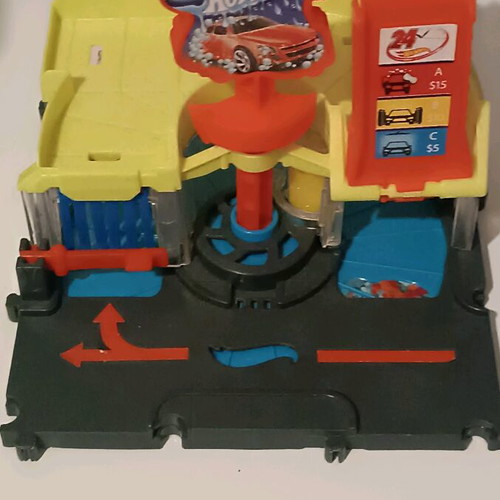 Hot Wheels Car Wash like new with two cars