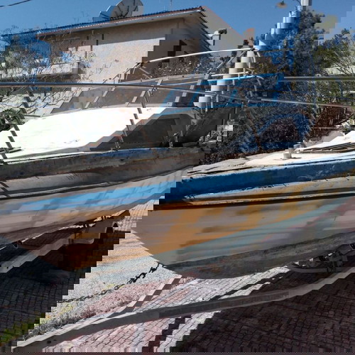 Σκάφος καμπινάτο πολυεστερικό 5.8 μεταχειρισμένο με τρέιλερ