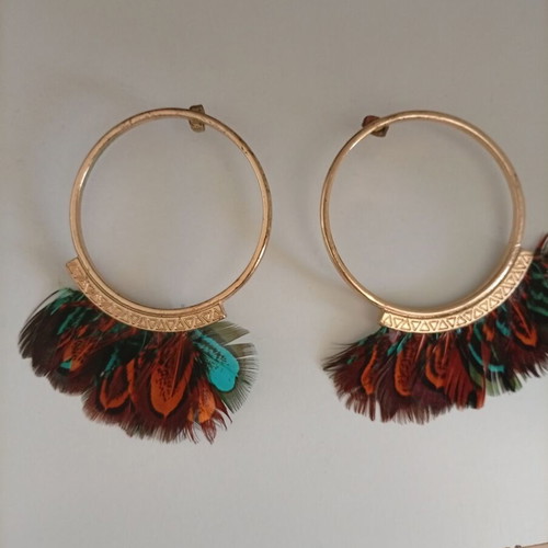 Earrings hoop like new, unique with feathers, gold color