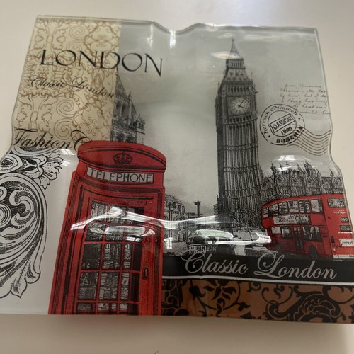 Glass decorative ashtray with London design like new