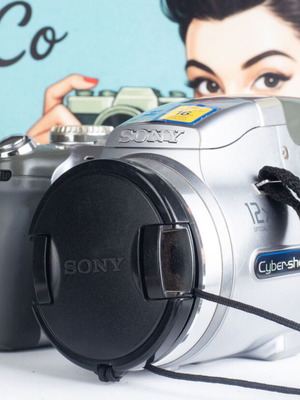 Sony Cyber-shot DSC-H2 digital camera with Carl Zeiss optics