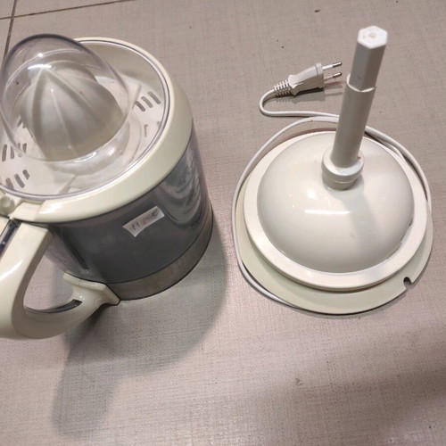 Singer orange and lemon juicer used with extra strainer