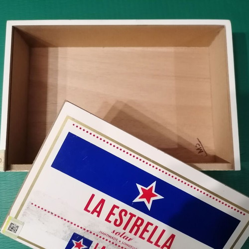 La Estrella solar wooden cigar box like new
