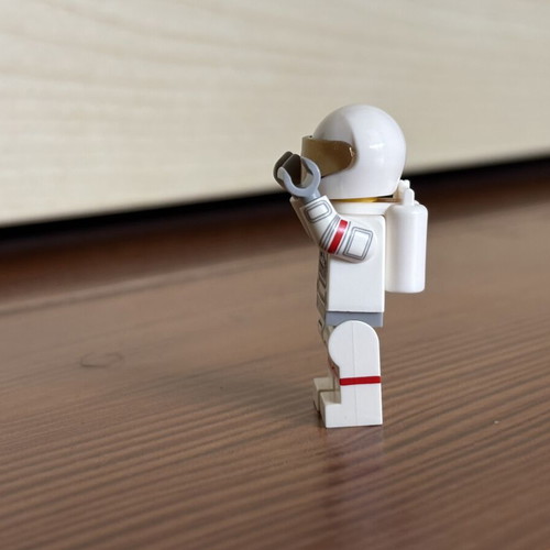 Lego Astronaut Series 15 collectible minifigure like new without accessories