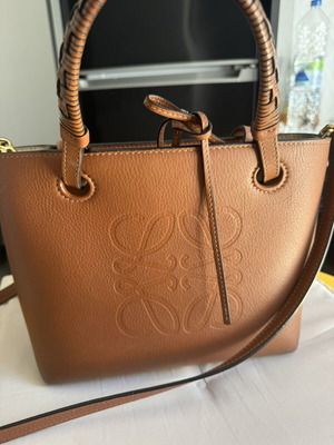 Loewe leather bag like new, brown, hand and crossbody
