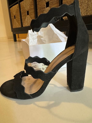Sante sandals used, black size 39 with thick heel