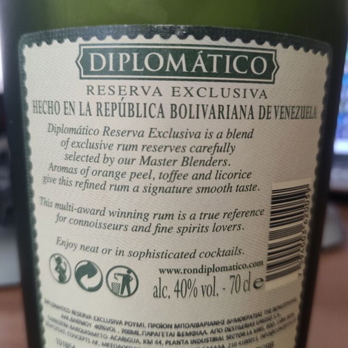Diplomático Reserva Exclusiva bottle used for handmade creations