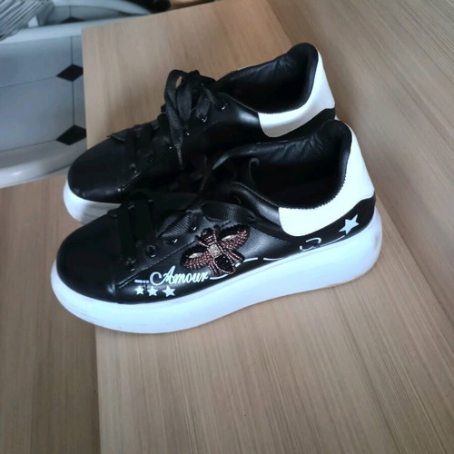 Women's athletic shoes size 39 like new, black and white