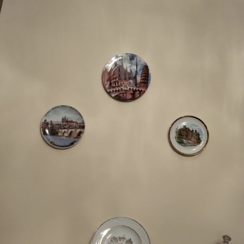 Porcelain decorative wall plates, like new, pack of 4
