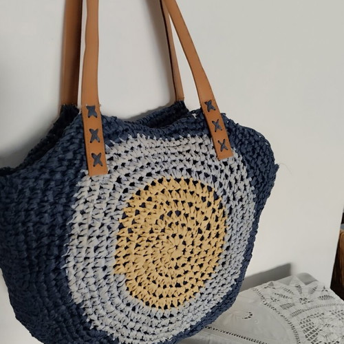 Straw Shoulder Bag like new, spacious with zipper and inner pocket