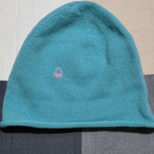 Benetton women's teen knit cap like new blue