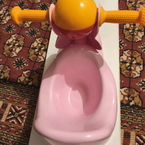 Yo-yo used with scooter-shaped handlebar for toilet training