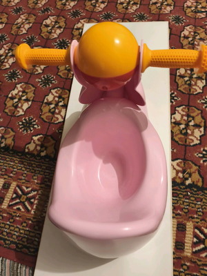 Yo-yo used with scooter-shaped handlebar for toilet training
