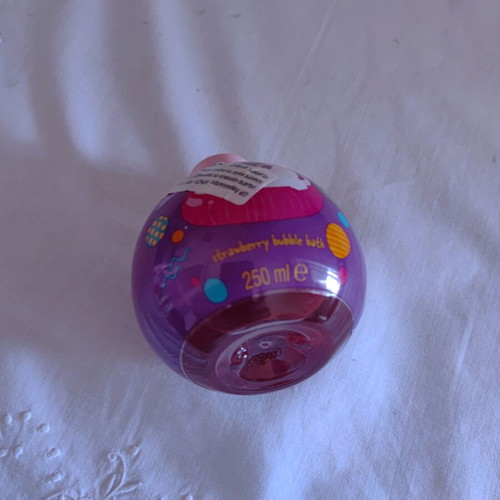 Avon Strawberry Bubble Bath 250 ml children's bath foam new