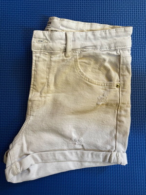 Τζιν σορτσάκι Bershka λευκό με σχισίματα, σαν καινούργιο, μέγεθος M