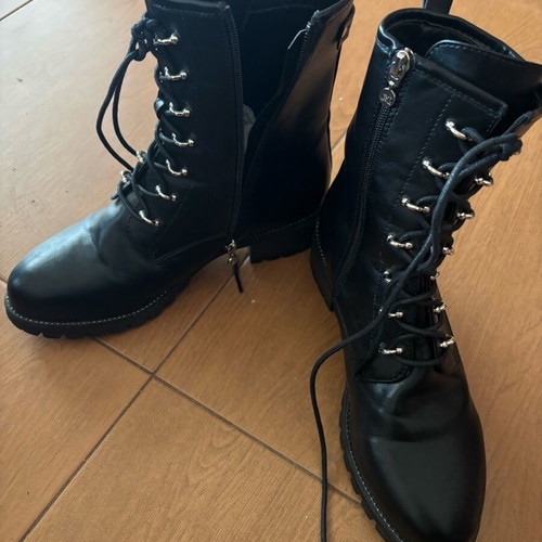 Black boots size 41 like new with laces and zipper