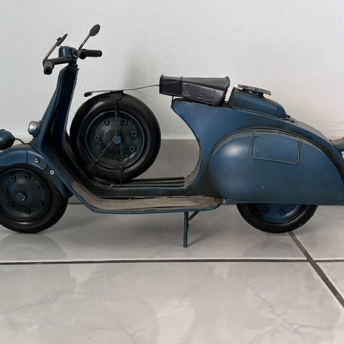 Collectible metal Vespa miniature like new, blue