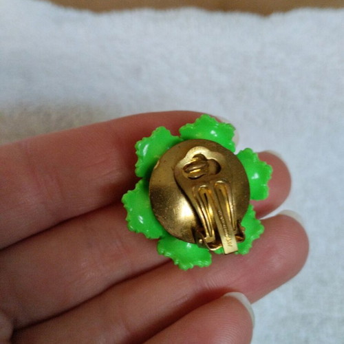 Clip-on earrings new, green, flower shape