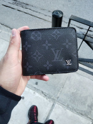 Πορτοφόλι Louis Vuitton σαν καινούργιο με ένα ελάττωμα, μαύρο