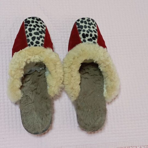 Fur slippers size 40 like new, red from Kastoria