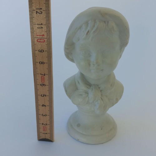 Vintage bust figurine of boy like new