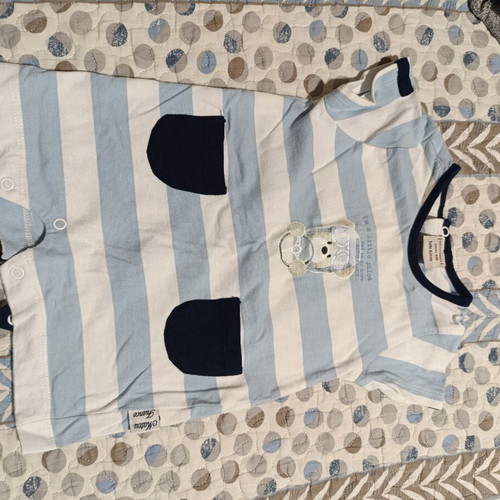 Baby clothing set like new with gifts for 1-month-old