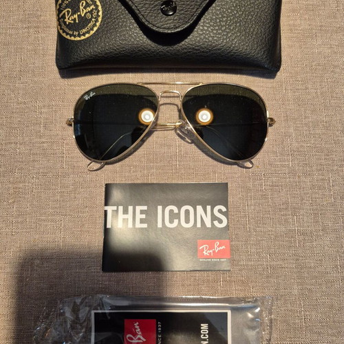 Ray-Ban Aviator RB3025 sunglasses like new, gold frame, black lenses