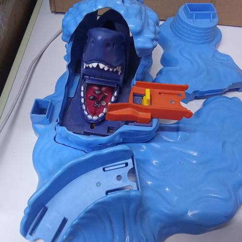 Hot Wheels Ultimate Garage 2015 track pieces and shark