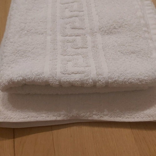 White towels set like new, 2 body and 2 hand towels
