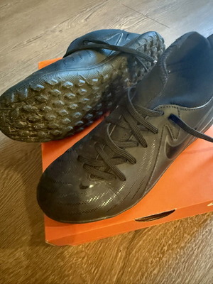 Kids' football shoes size 33.5
