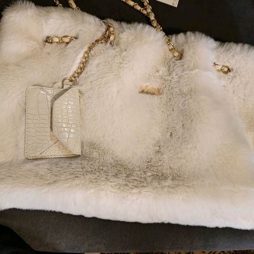 BSB fur shoulder bag new, beige with gold chain and detachable wallet