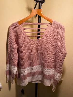 Knitted sweater in pink and white, like new with back design