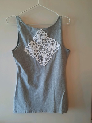 H&M women's grey top with knitted motif like new, size medium