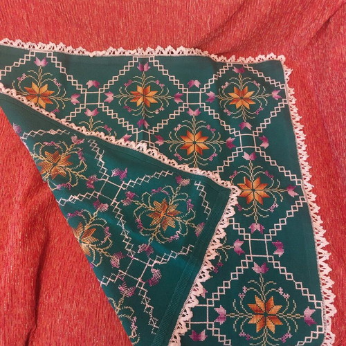 Handmade square tablecloth 65x65 cm with white lace and flowers