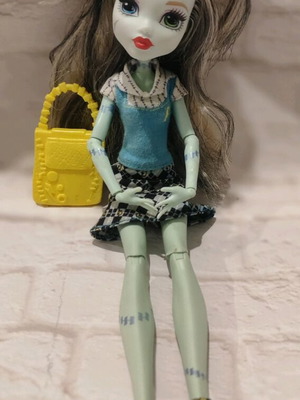 Кукла Monster High употребявана без обеци, колан и колие
