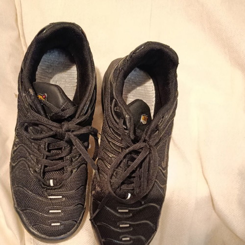 Black athletic shoes size 38 with chunky retro design