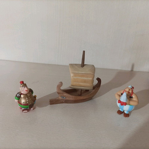 Wooden trireme and mini figures like new, set of 3 pieces