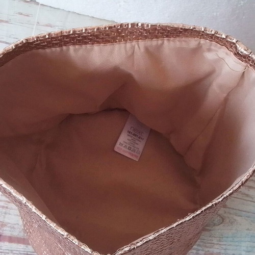 Washable base for product placement like new