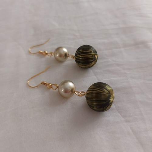 Golden Vintage dangling earrings with pearl and bronze beads