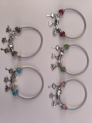 Set of 5 women's charm bracelets