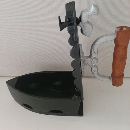 Coal iron 'kokoraki' like new with embossed dolphin decorations