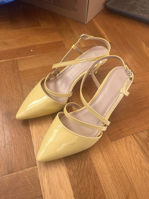 Spot On yellow high heel shoes size 38 with slight stain