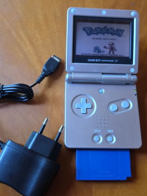 Nintendo Game Boy Advance SP κονσόλα μεταχειρισμένη με παιχνίδι Pokemon Blue