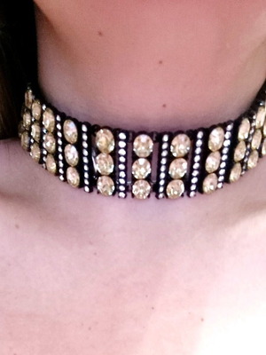 Μαύρο τσοκερ σαν καινούργιο με χρυσαφί πέτρες, φαρδύ