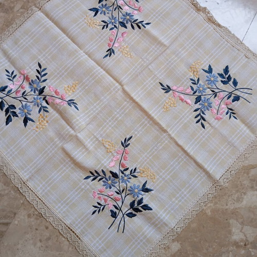 Embroidered lace square vintage decorative piece like new