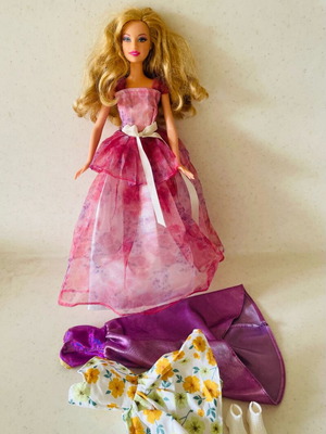 Barbie vintage like new with three dresses and two pairs of shoes
