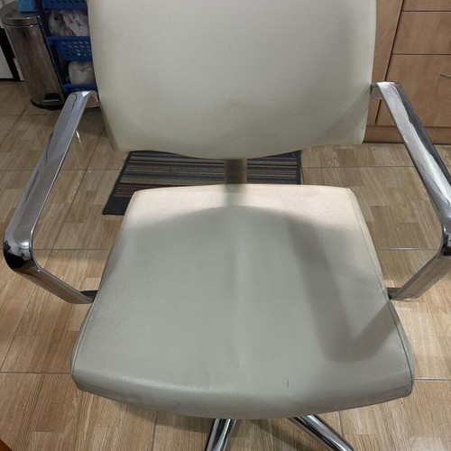 Hairdressing chair with adjustable height like new