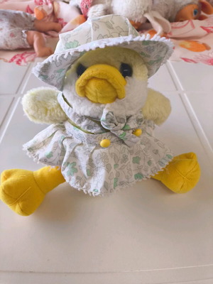 Retro plush duck with hat and dress like new