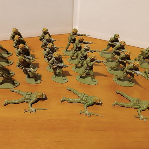 Airfix Modern British Infantry plastic soldiers used, scale 1/32, set of 25